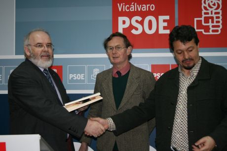 Francie Molloy, Harry Owens and Juan Julián Ramón. The latter personally opened the local PSOE beer dispenser for us 