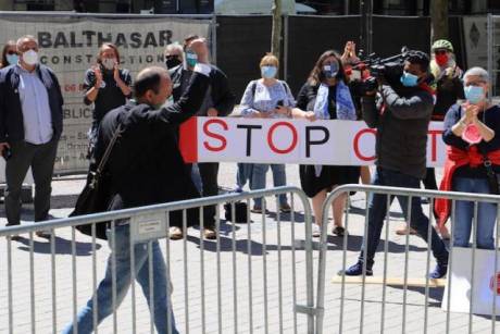 Click on image to see full-sized version Anti Ceta protestors applaud Déi Lénk parliamentarian Marc Baum outside the Cercle Municipal on Wednesday afternoon. Photo: Chamber of Deputies via Twitter